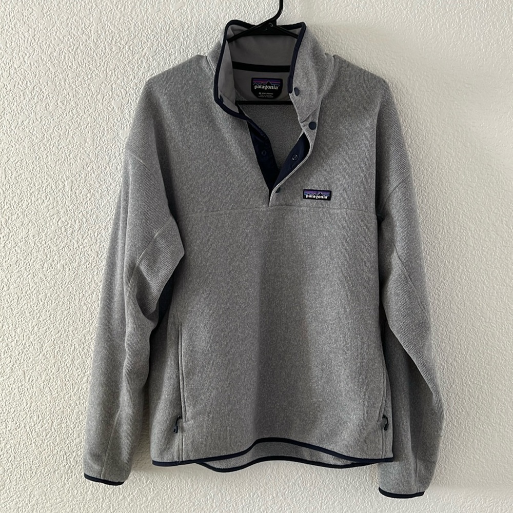 Patagonia 1/4 button fleece with middle pocket / pouch